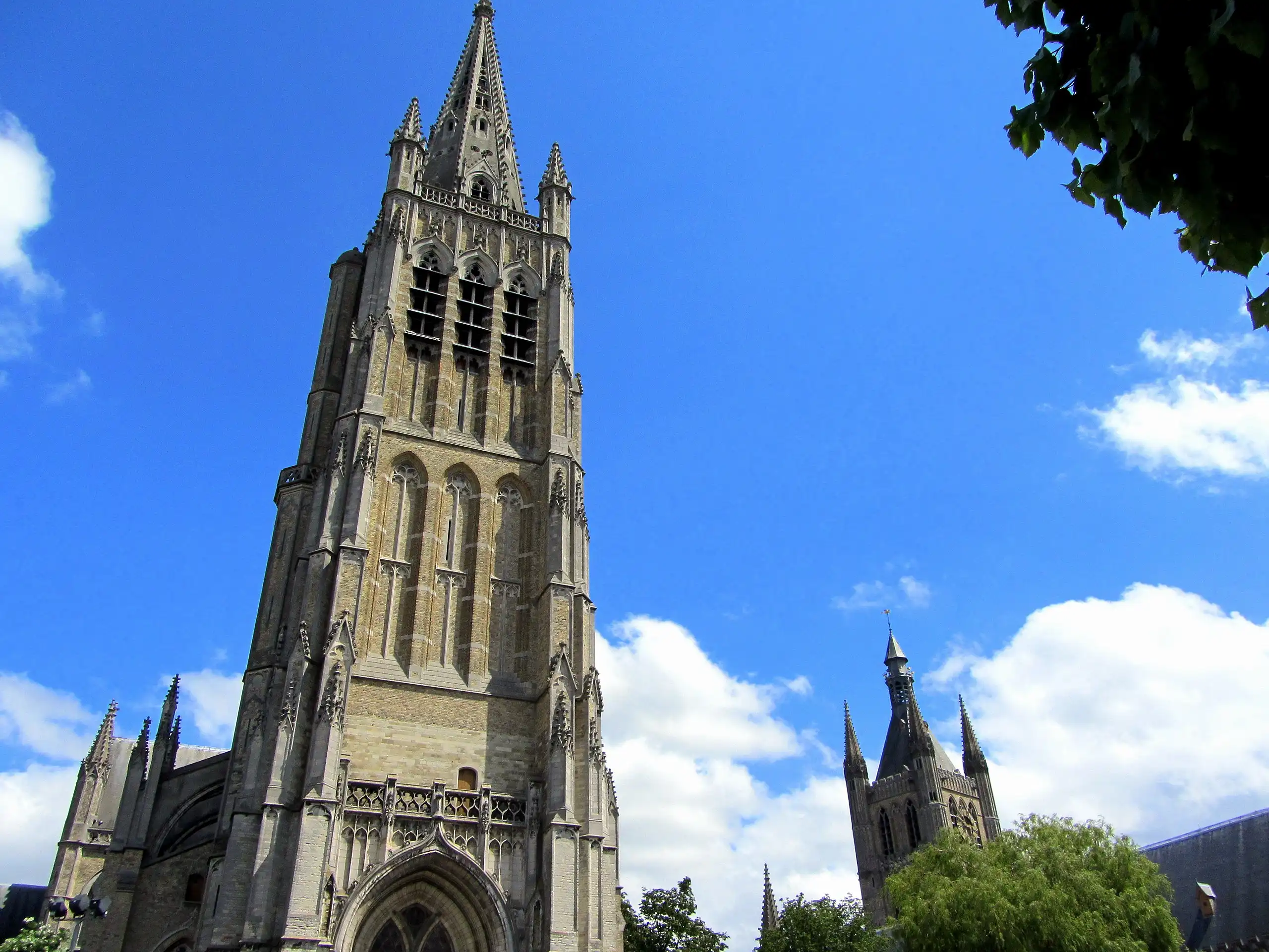 2560px-Ieper_Sint-Maartenskathedraal,_voorgevel